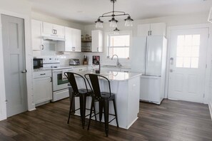 微波爐、焗爐、高腳椅、製冰器