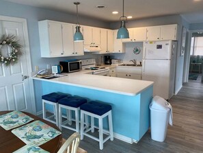 Een koelkast, een magnetron, een oven, een vaatwasser