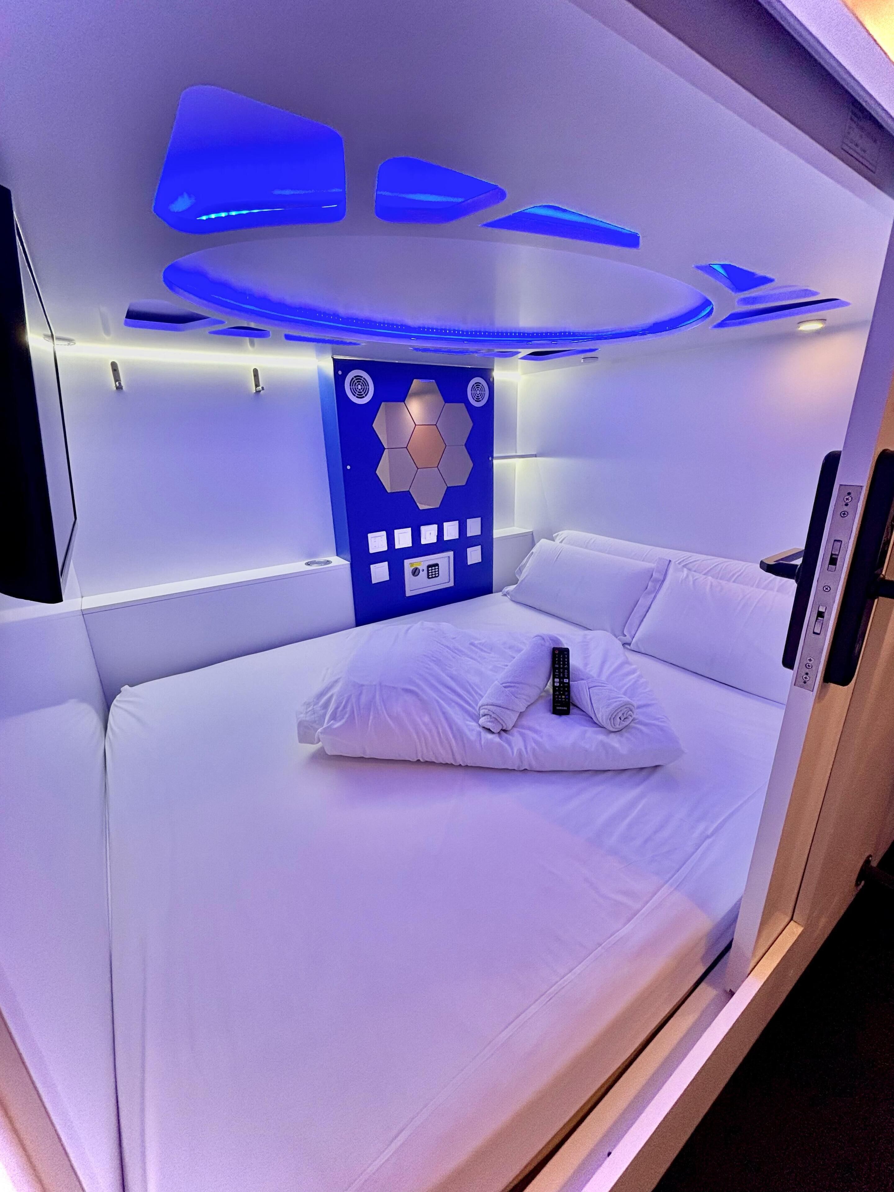 Tabla de planchar con plancha, wifi gratis y ropa de cama 