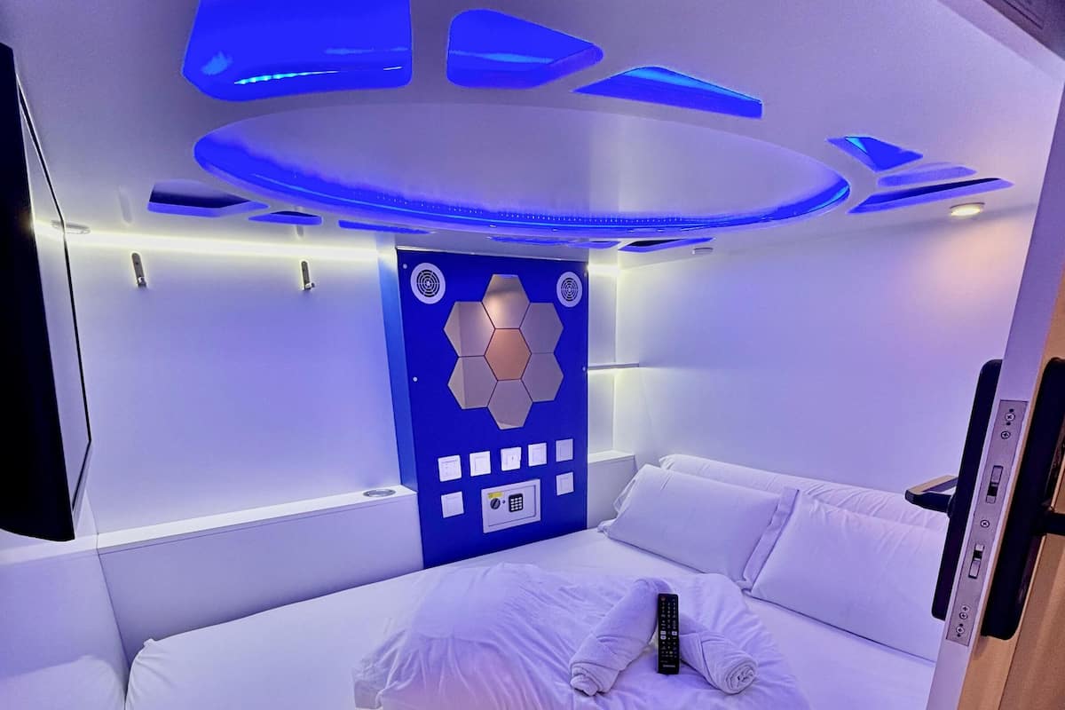 Tabla de planchar con plancha, wifi gratis y ropa de cama