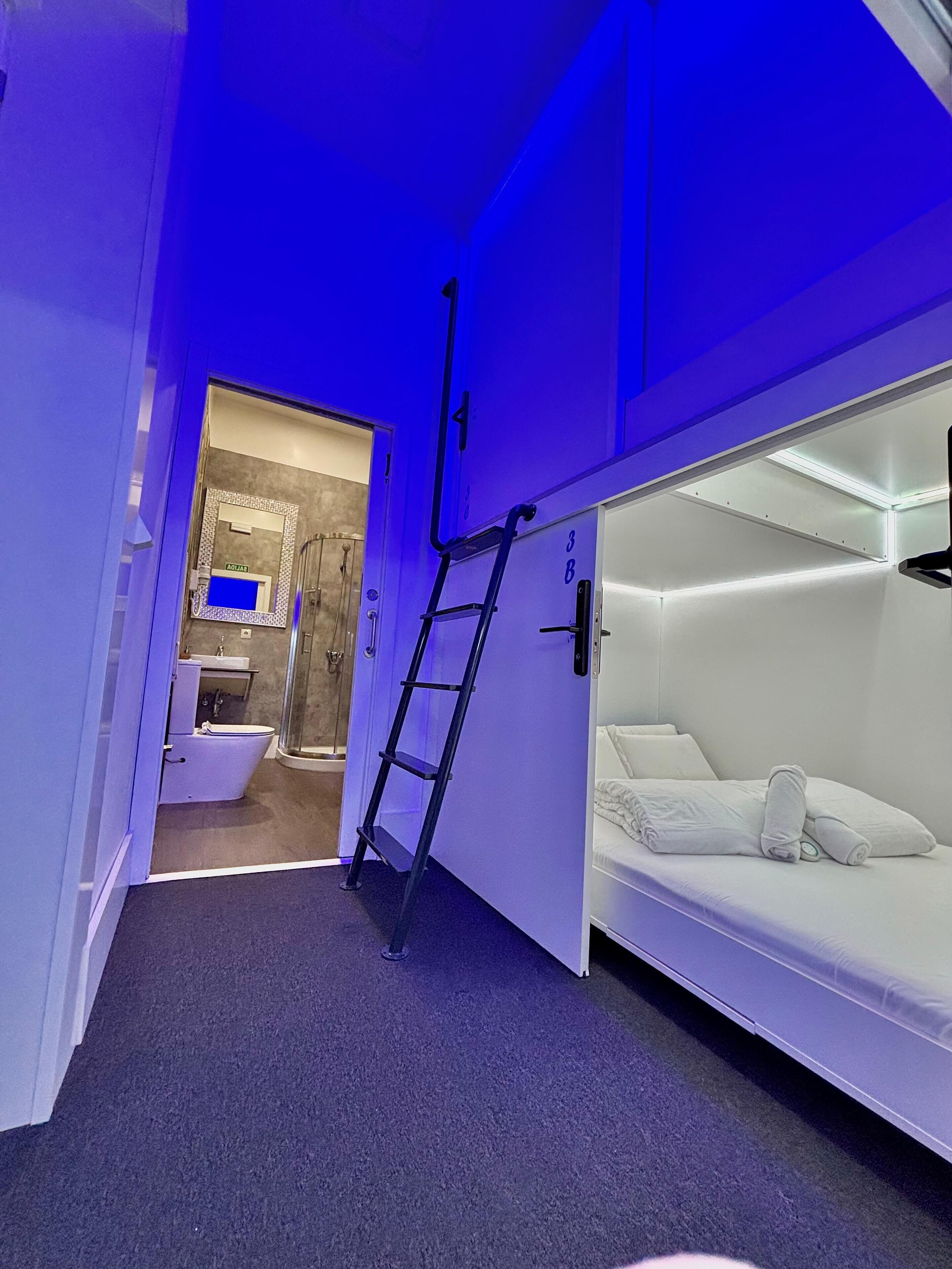 Tabla de planchar con plancha, wifi gratis y ropa de cama 
