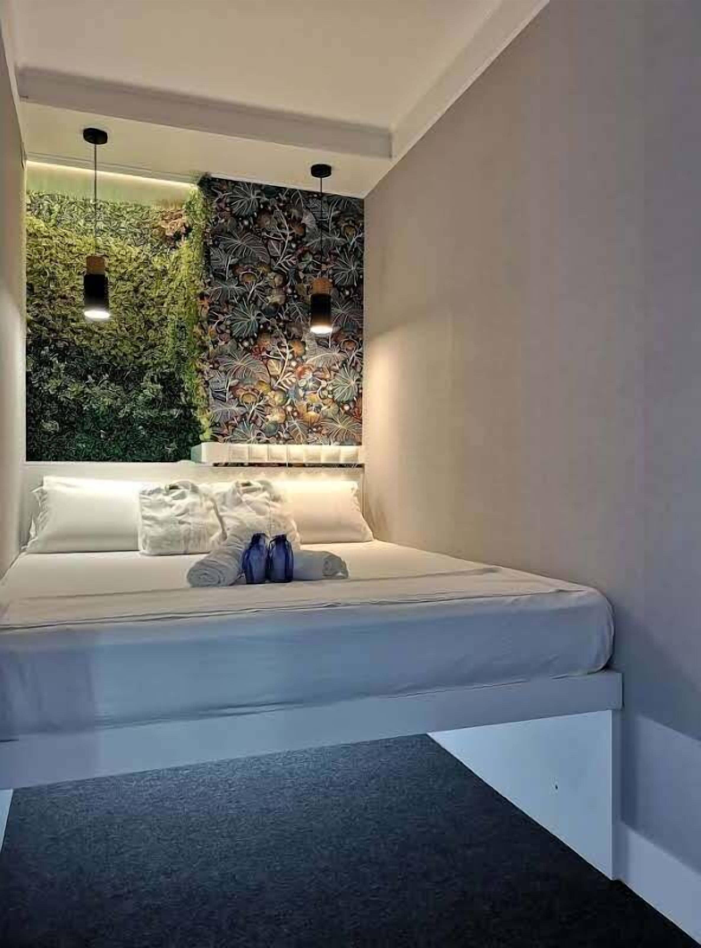 Tabla de planchar con plancha, wifi gratis y ropa de cama 