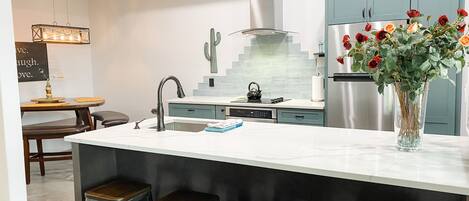 Refrigerador, microondas, horno, placa de cocina