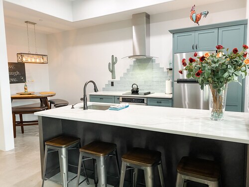 Bootlegger's Loft / Luxury 2 Bedroom, 2 Full Bathroom Condo