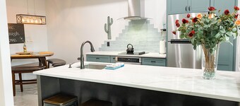 Bootlegger's Loft / Luxury 2 Bedroom, 2 Full Bathroom Condo