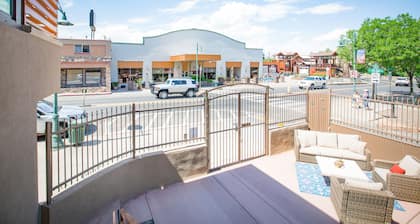 Bootlegger's Loft / Luxury 2 Bedroom, 2 Full Bathroom Condo