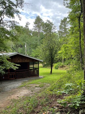 Property grounds - Cabin with Hot Tub Firepit and Fireplace near waterfalls, wineries on 1.25 acres (Murphy)