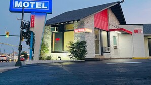 A motel with a 'Richmond' sign, a 'Vacancy' sign, and a 'No Trespassing' sign. - Richmond Motel (Richmond)