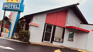 A motel with a 'Richmond' sign, an 'Office' sign, and a 'Vacancy' sign. - Richmond Motel (Richmond)
