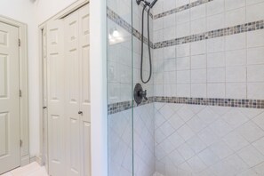 Ensemble douche/baignoire, articles de toilette gratuits, sèche-cheveux