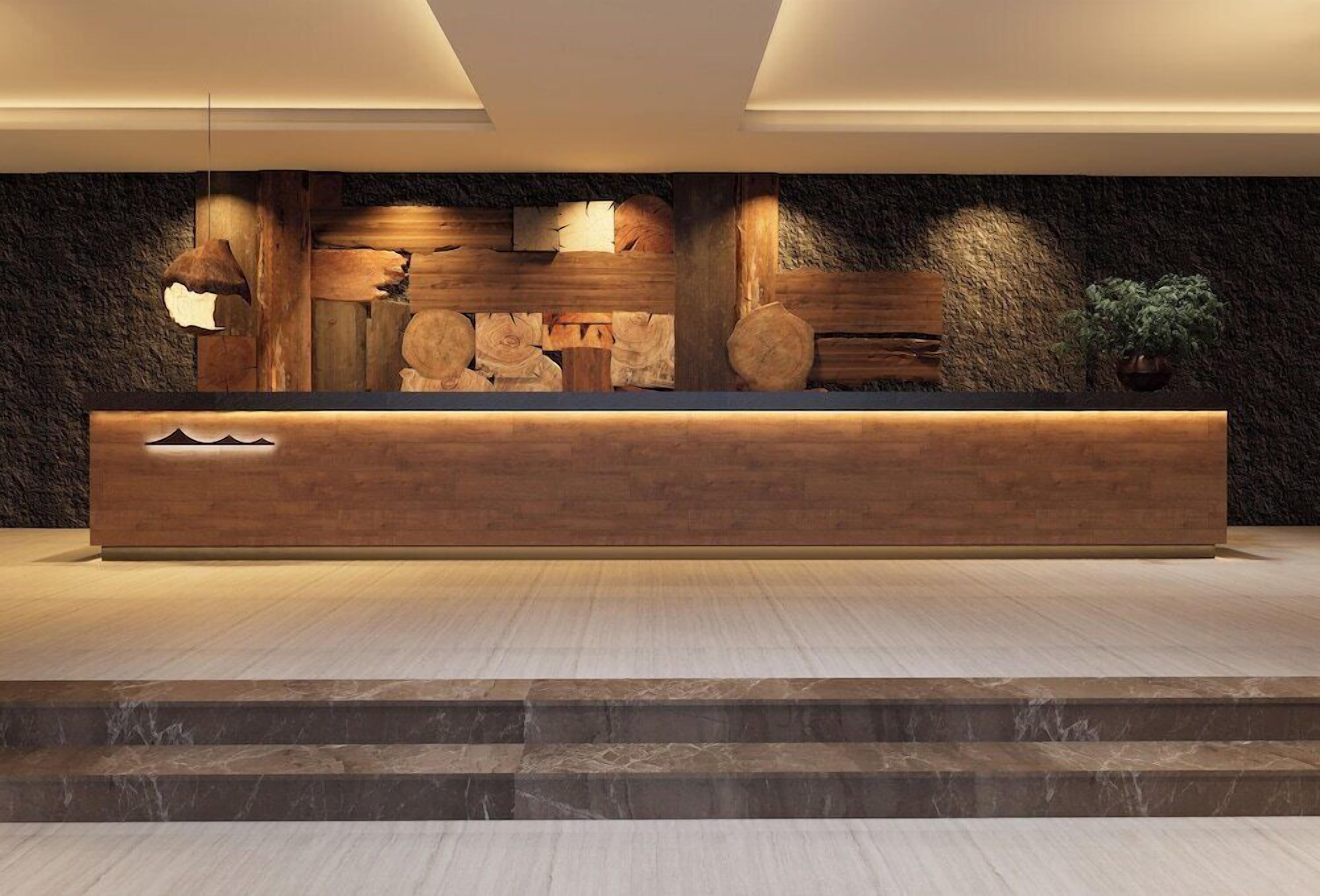 Una recepción con detalles de madera, un fondo de pared de piedra y una planta en maceta a la derecha.