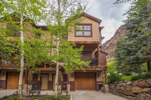 Vibrant Ouray Townhome | Close to Downtown | Air Conditioning | Deck