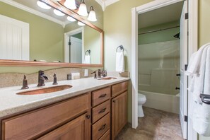 وحدات دش مع أحواض استحمام، مستلزمات مجانية لل�عناية الشخصية، مجففات شعر