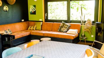 Una chimenea, un reproductor estéreo