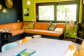 Een open haard en een stereo