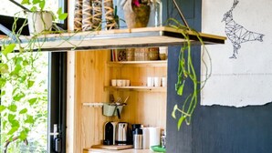 A modern kitchen with wooden cabinets, a stainless steel sink, and a black countertop. - Nature lodge Ljip, Akkrum - sleeps 6 by the water (Akkrum)