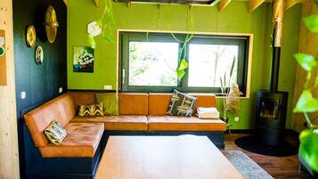 Een open haard en een stereo