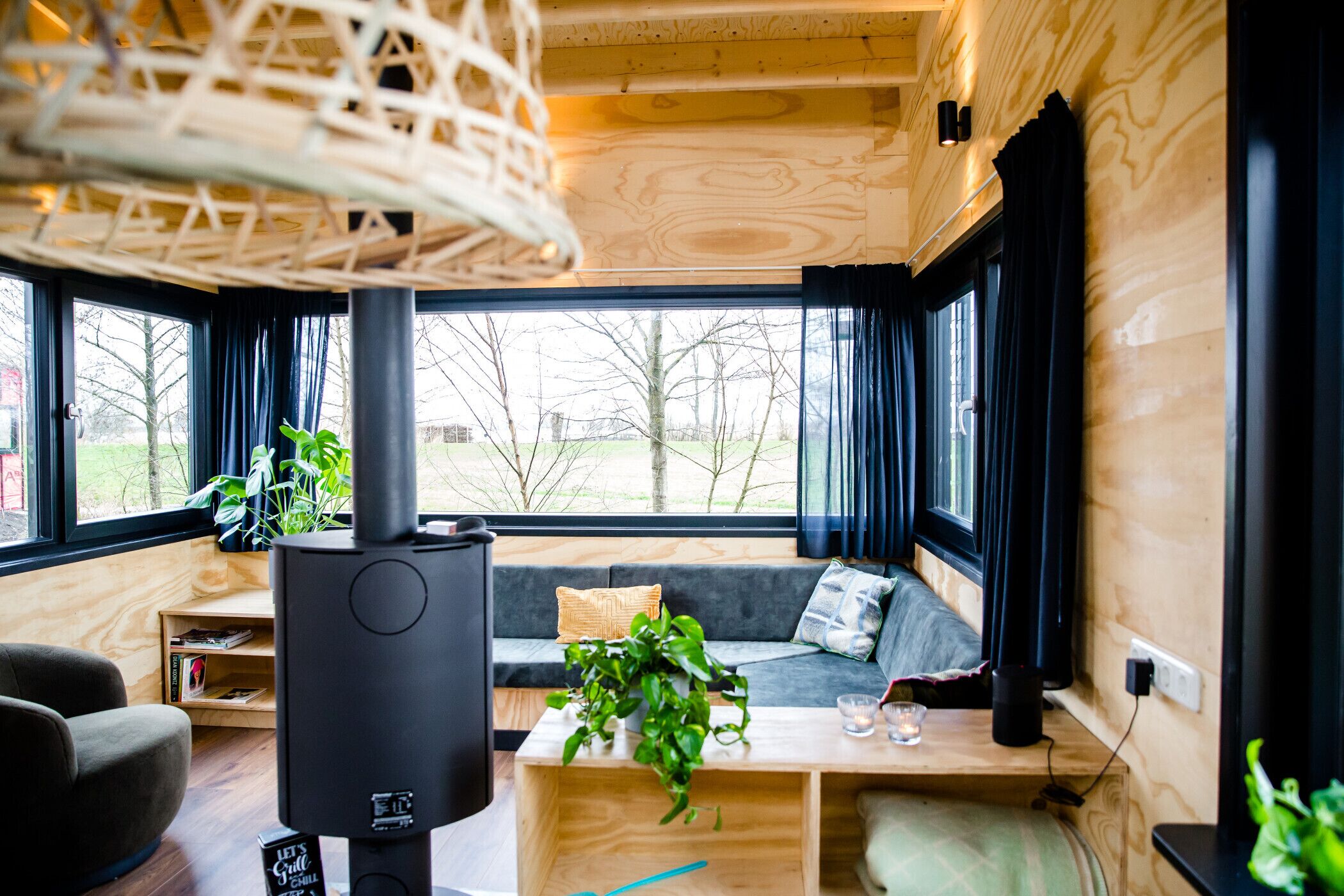 Een open haard en een stereo