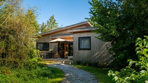 A wooden cabin with a gravel path leading to the entrance, surrounded by greenery. - Nature lodge Ljurk, Akkrum - sleeps 4, dogs welcome (Akkrum)