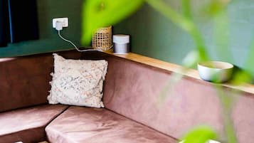 Een open haard en een stereo