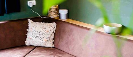 Una chimenea, un reproductor estéreo