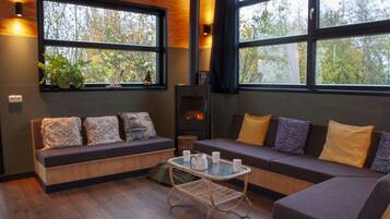 Een open haard en een stereo