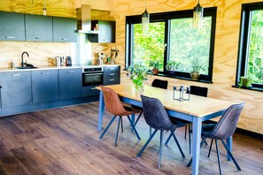 Een koelkast, een magnetron, een oven, een kookplaat