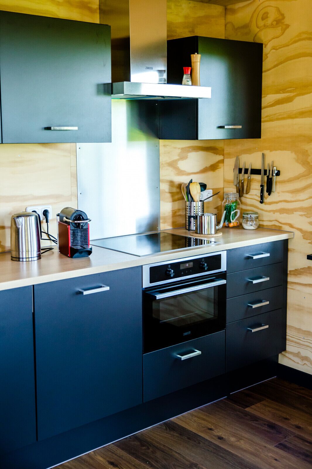 Een koelkast, een magnetron, een oven, een kookplaat