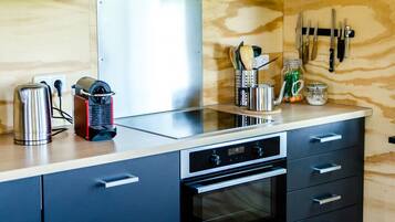 Een koelkast, een magnetron, een oven, een kookplaat