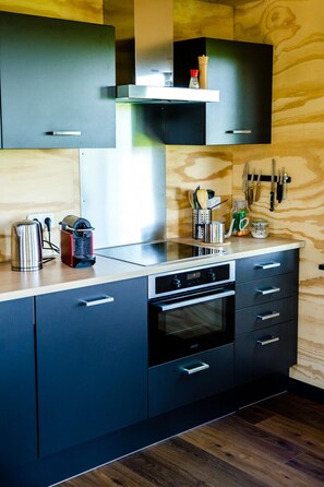 Jääkaappi, mikroaaltouuni, uuni, liesi