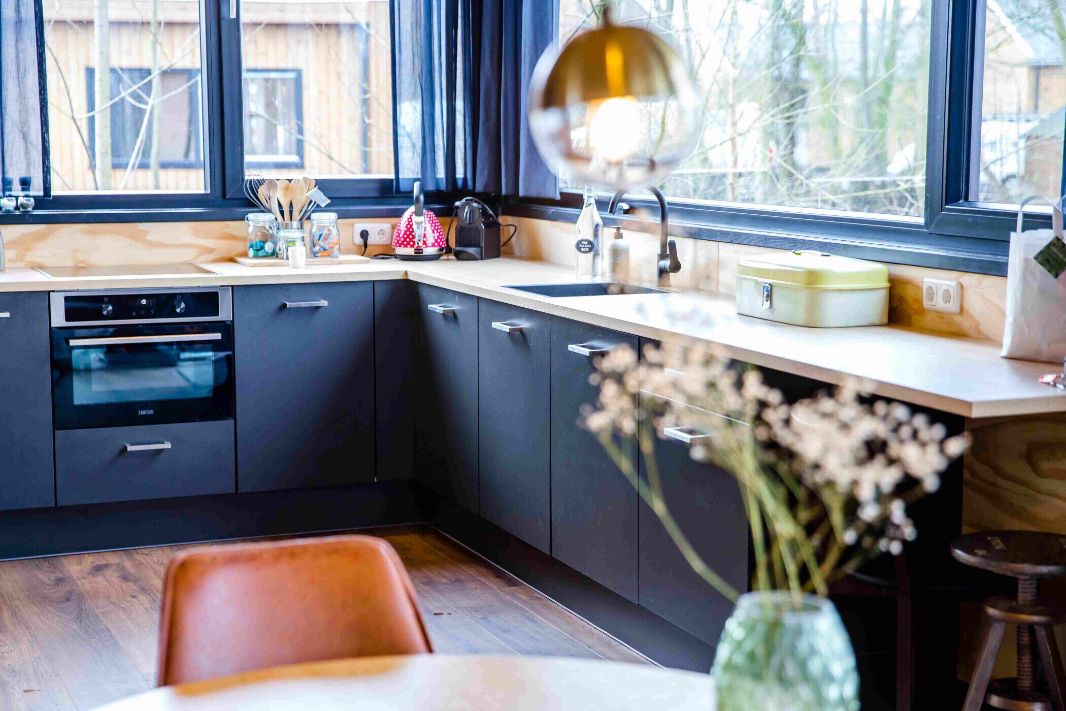 Een koelkast, een magnetron, een oven, een kookplaat