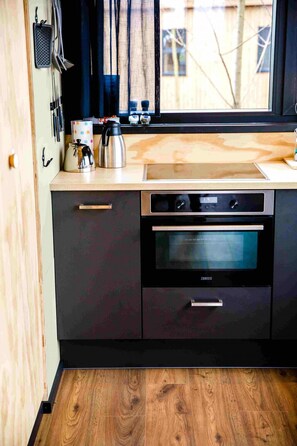 Kühlschrank, Mikrowelle, Ofen, Herdplatte