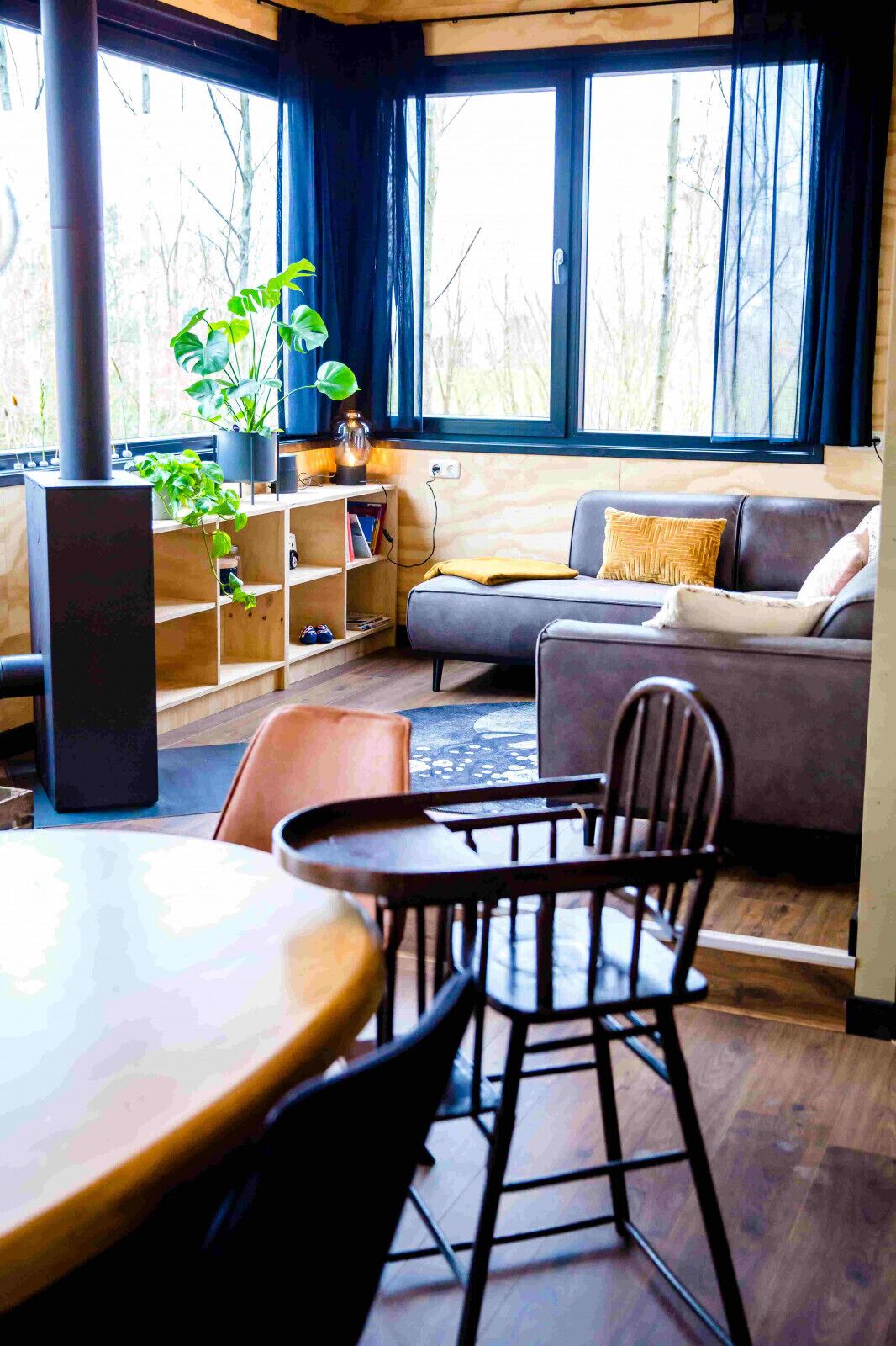 Een open haard en een stereo