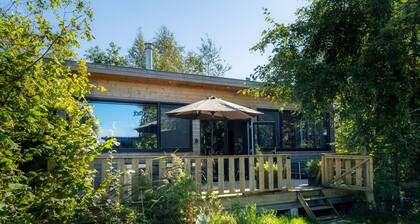 Waterside holiday home. Centrally situated in Friesland