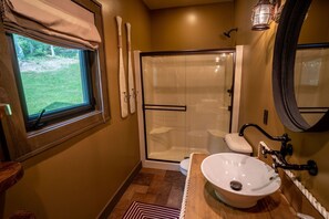 Shower, hair dryer, towels - The Boathouse at Four Fillies Lodge w/ Hot Tub (Peterstown)