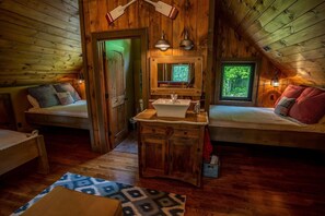 2 bedrooms, Internet, bed sheets - The Boathouse at Four Fillies Lodge w/ Hot Tub (Peterstown)