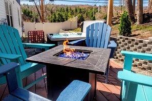Outdoor spa tub - Walk To Town, Hottub, Firepit, Games, Mt Snow (Wilmington)