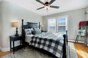 6 bedrooms, iron/ironing board, travel cot, free WiFi - Walk To Town, Hottub, Firepit, Games, Mt Snow (Wilmington)
