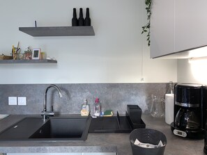 Kühlschrank, Mikrowelle, Ofen, Wasserkocher mit Kaffee-/Teezubehör