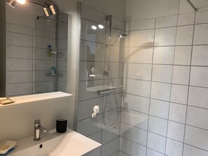 Regadera, amenidades de baño gratuitas, toallas 