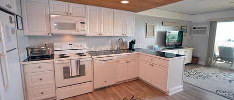 Geladeira, micro-ondas, fogão, cooktop