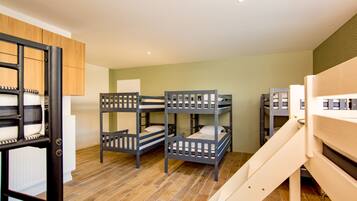 4 bedrooms, iron/ironing board, WiFi