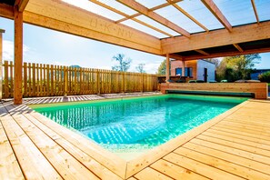 Utomhuspool och uppvärmd pool