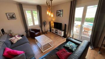 Smart TV, fireplace, DVD player, books