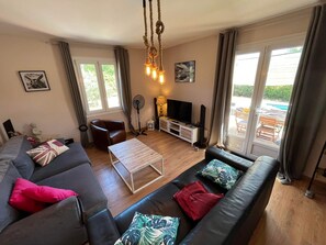 Smart TV, fireplace, DVD player, books - VILLA L'HERMITAGE (gareoult)