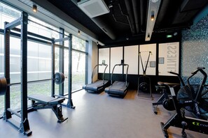 Ein Fitnessstudio mit Gewichten, Laufbändern und Cardiogeräten.