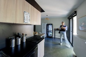 Una cocina moderna con armarios de madera, estufa integrada y refrigerador.