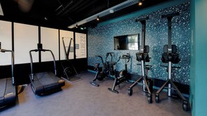A gym with treadmills, elliptical machines, and weight stations. - Slo Bordeaux Hostel (Bordeaux)