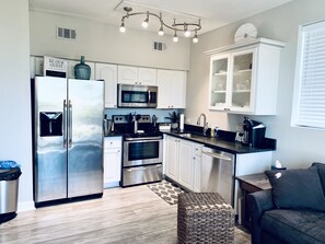 Kylskåp, mikrovågsugn, ugn och spishäll