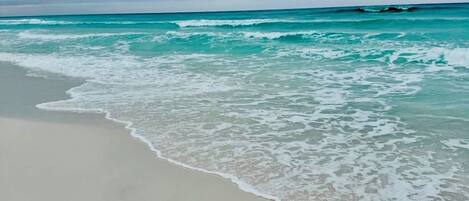 Nær stranden og solsenger